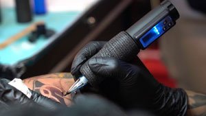 Tattoo-Artist-Using-Wireless-Tattoo-Machine
